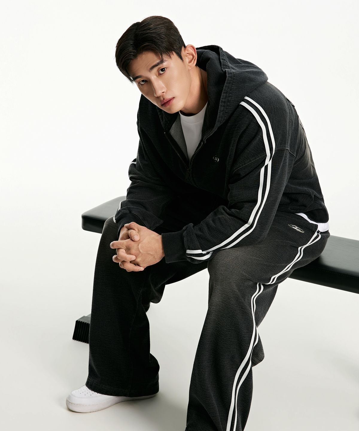 본투윈(BORN TO WIN) DENIM LIKE TRACK LINE SWEAT PANTS [BLACK DENIM]