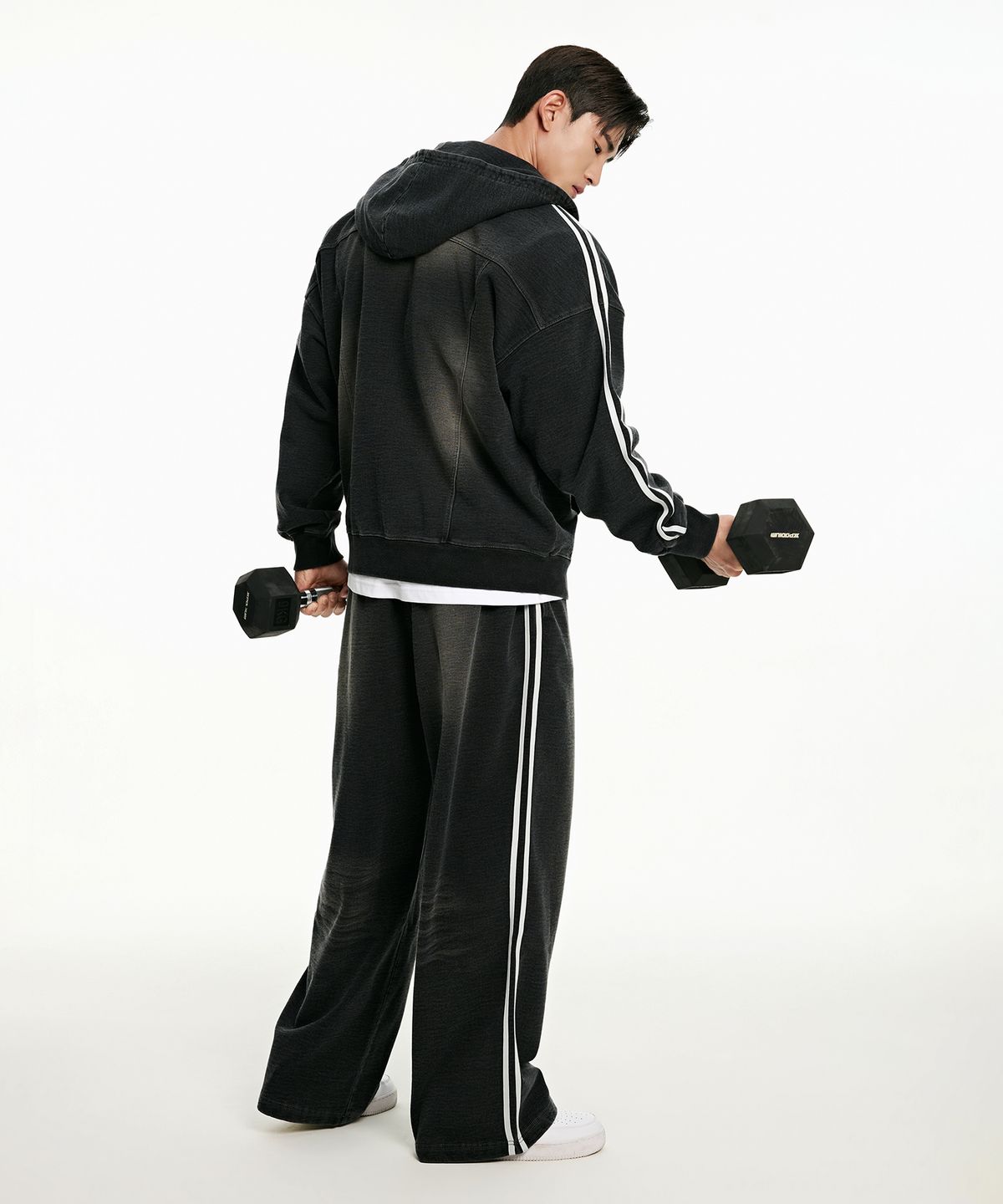 본투윈(BORN TO WIN) DENIM LIKE TRACK LINE SWEAT PANTS [BLACK DENIM]