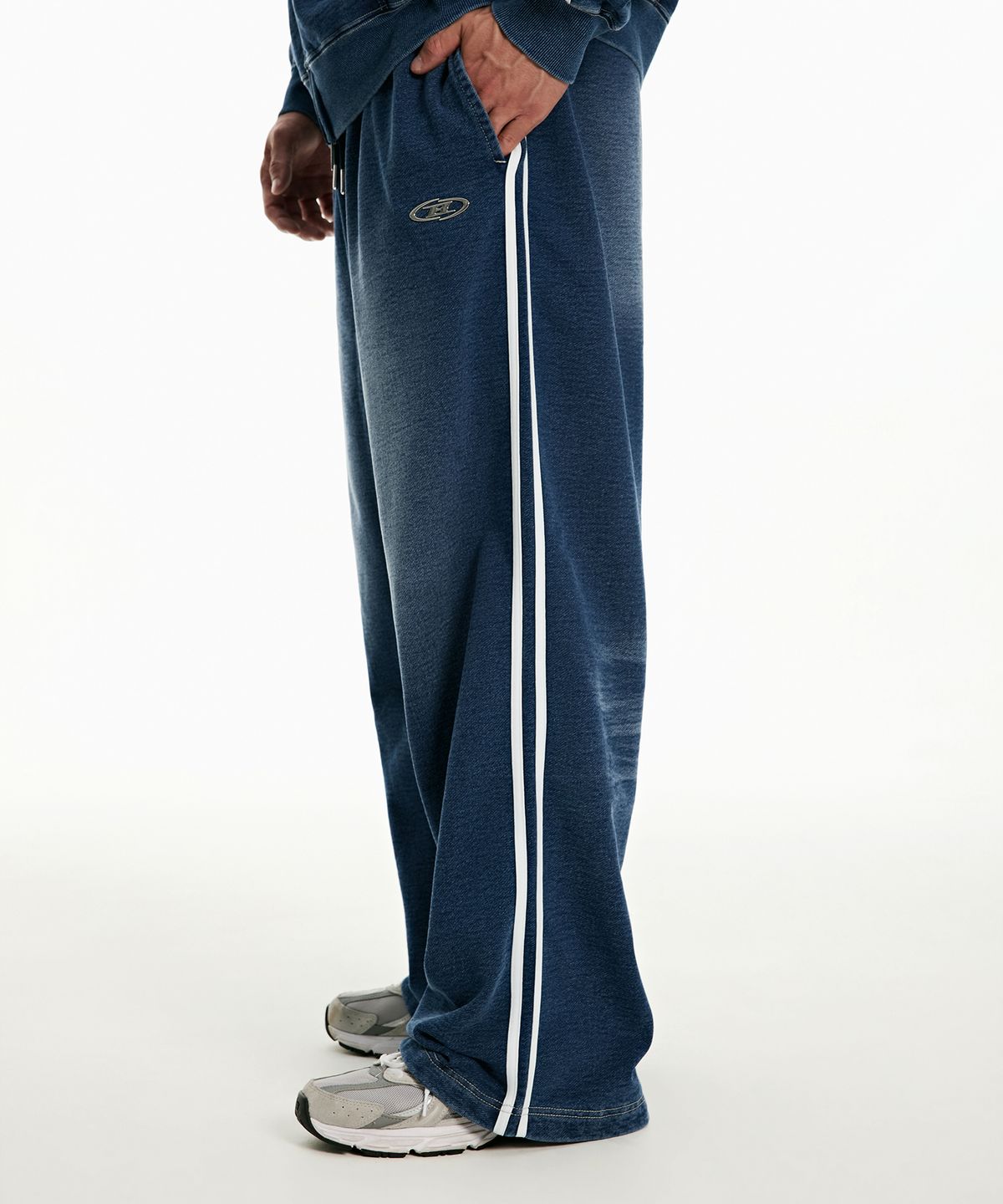 본투윈(BORN TO WIN) DENIM LIKE TRACK LINE SWEAT PANTS [MID DENIM]