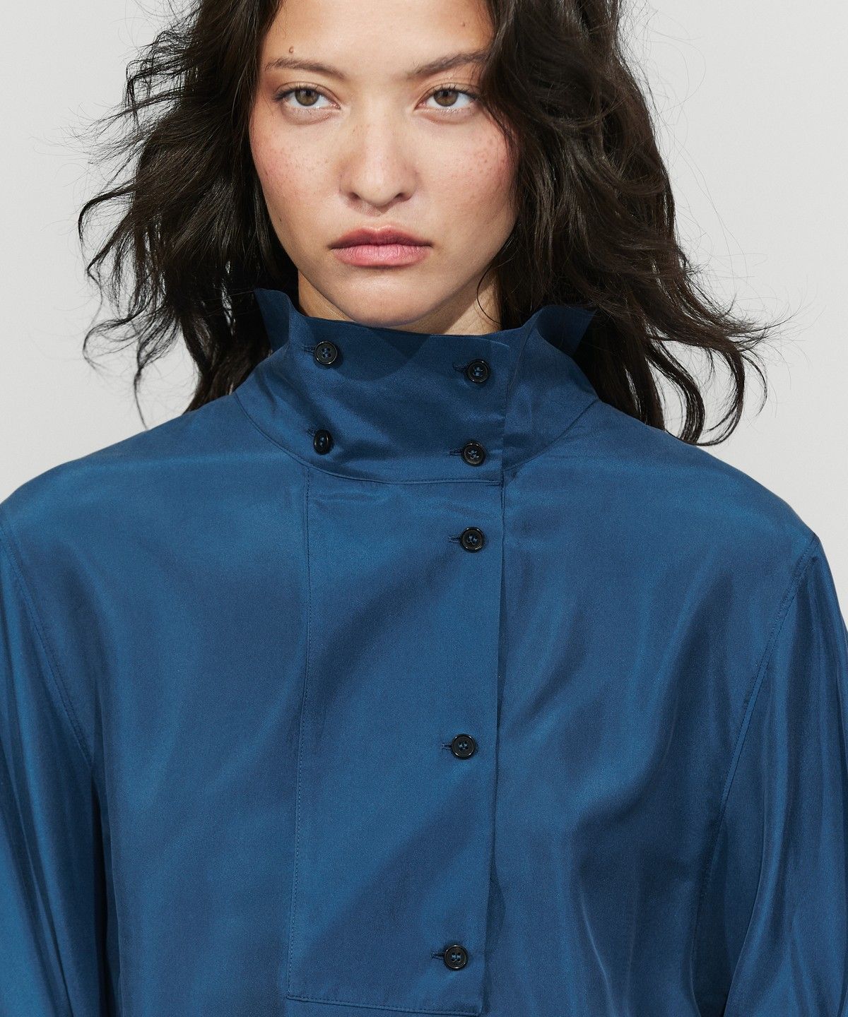 마시모두띠(MASSIMO DUTTI) 100% 멀버리 실크 하이넥 셔츠