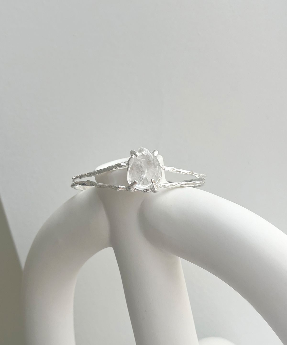 너울(NEOUL) Chunky Quartz Bangle