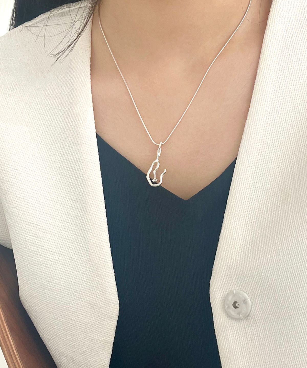 너울(NEOUL) Portrait Necklace