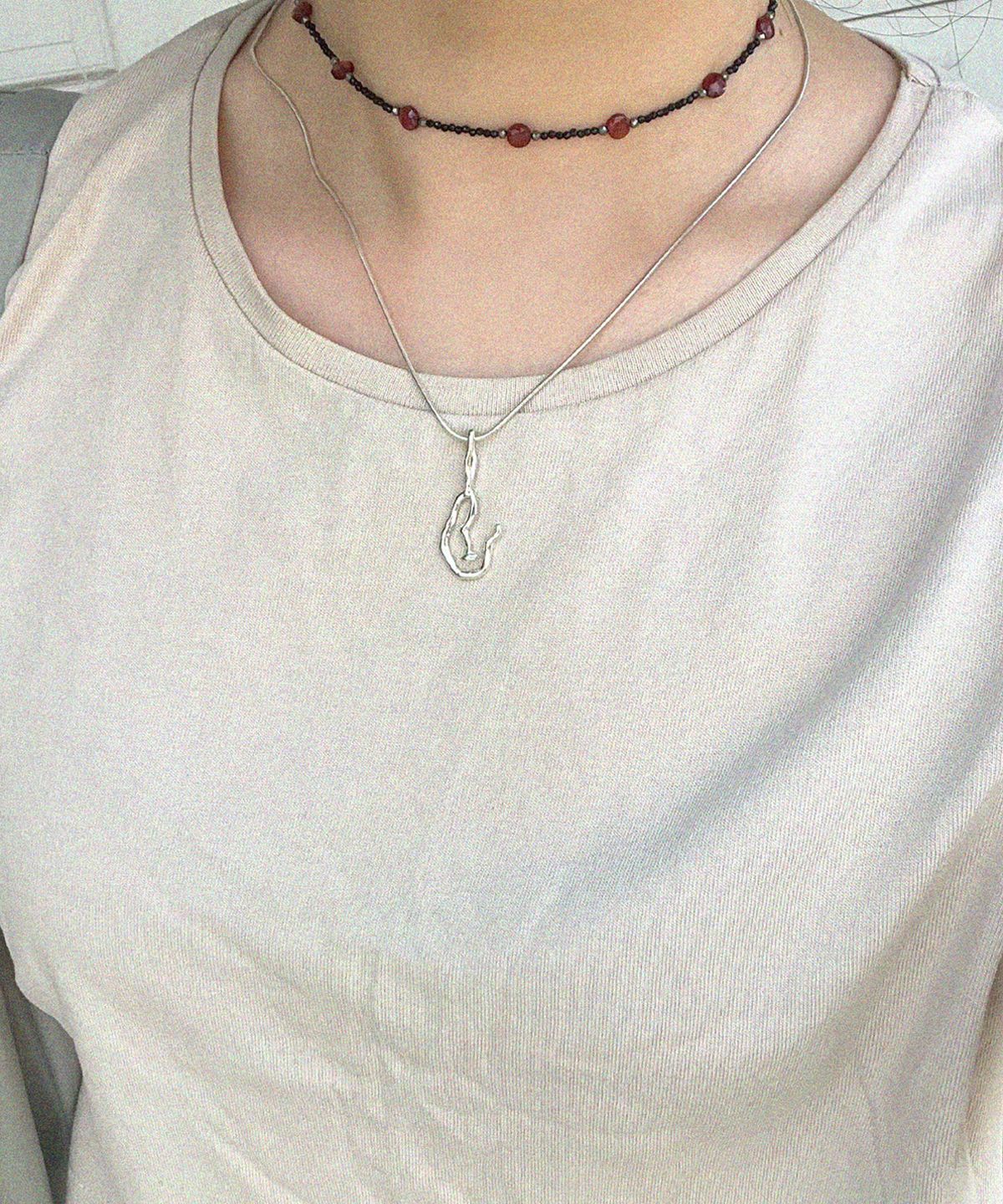 너울(NEOUL) Portrait Necklace