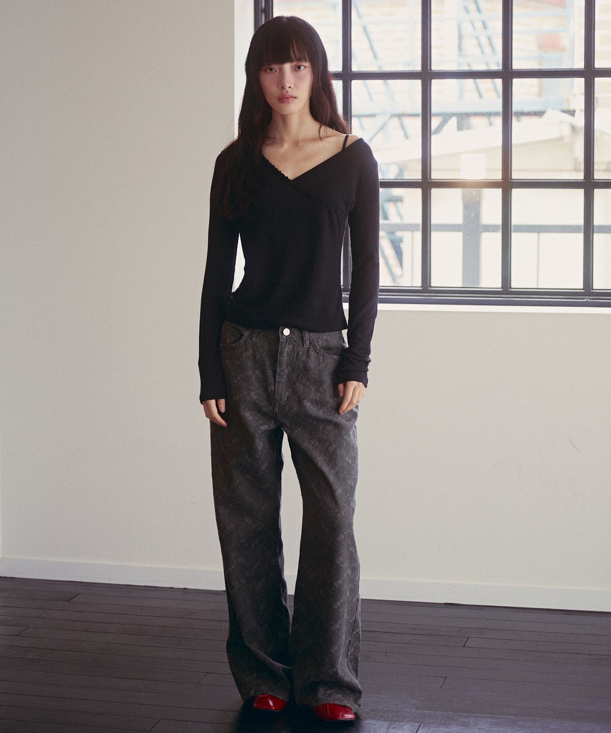 오앨(OUEL) FLORAL EMBROIDERY WIDE PANTS_CHARCOAL