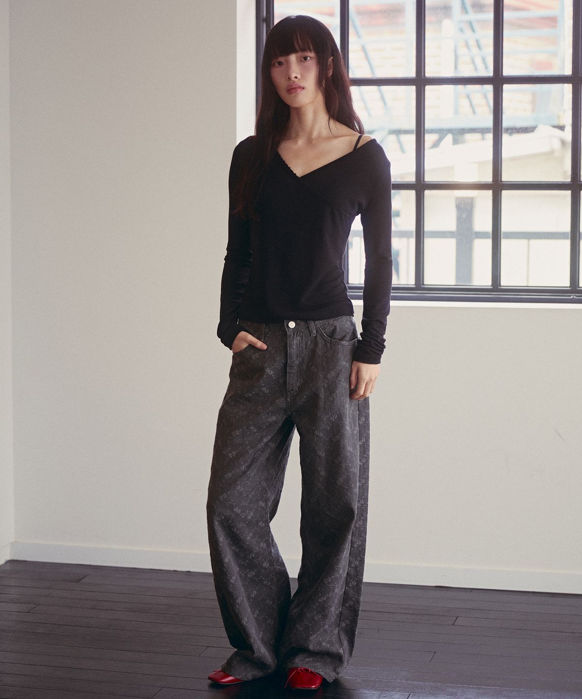 오앨(OUEL) FLORAL EMBROIDERY WIDE PANTS_CHARCOAL