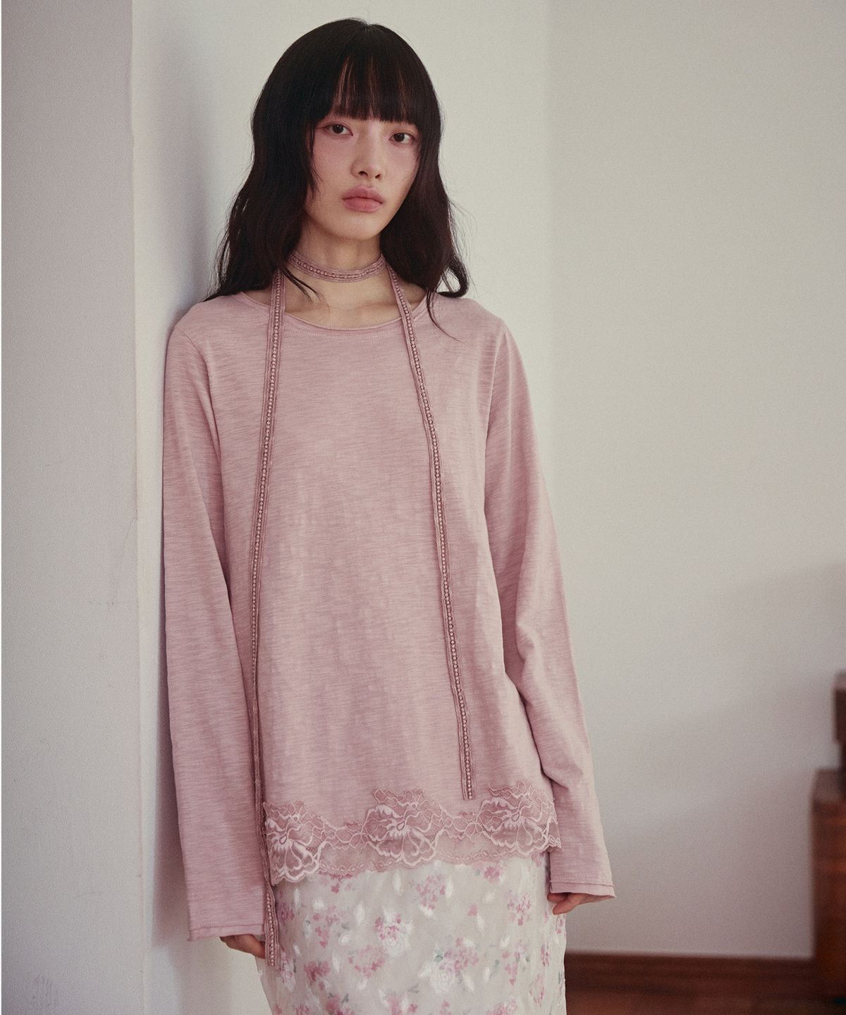 오앨(OUEL) LACE HEM TOP WITH SCARF_DUSTY PINK