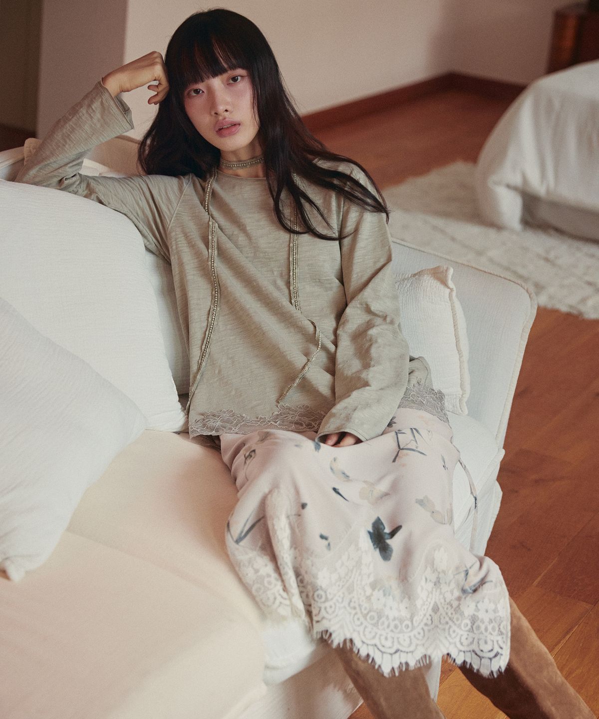 오앨(OUEL) LACE HEM TOP WITH SCARF_DUSTY OLIVE