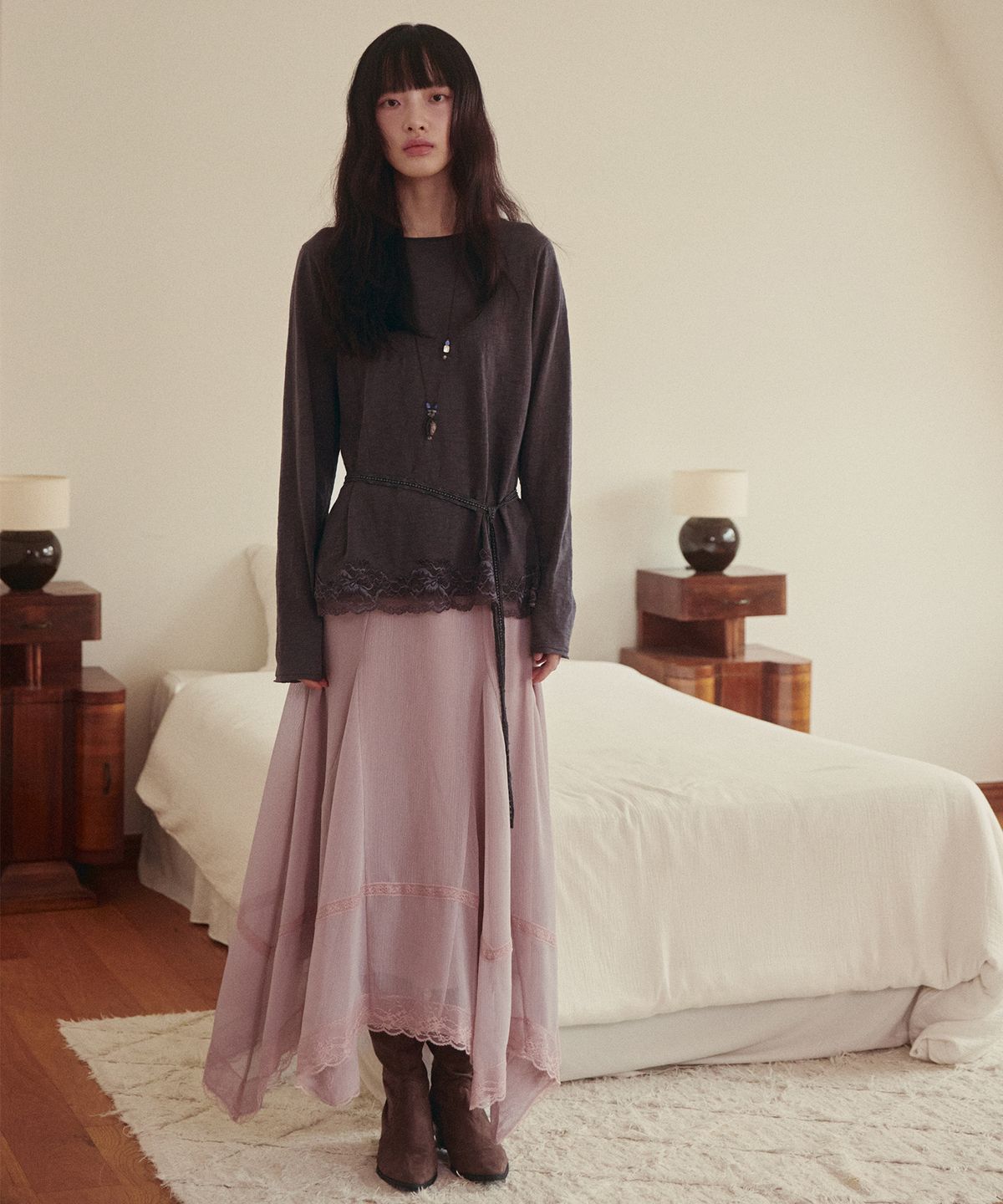 오앨(OUEL) LACE HEM TOP WITH SCARF_CHARCOAL