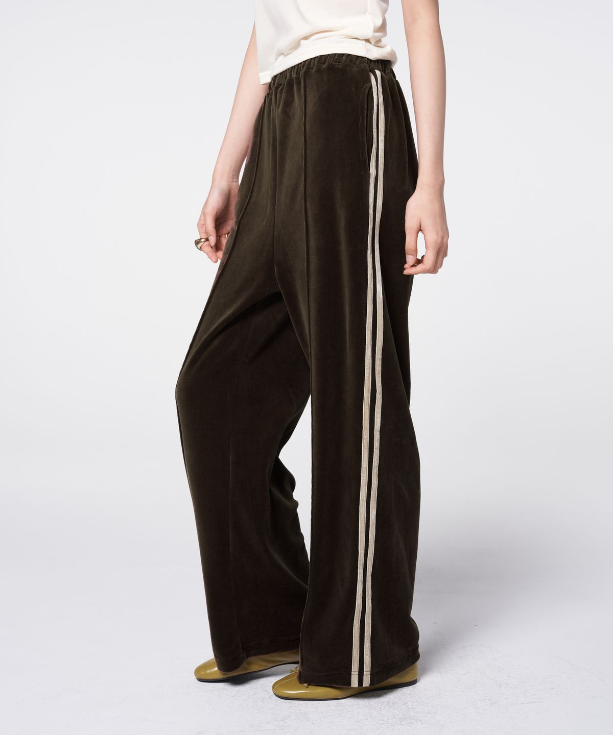 320쇼룸(320SHOWROOM) Double Side Stripe Velvet Track Pants Brown