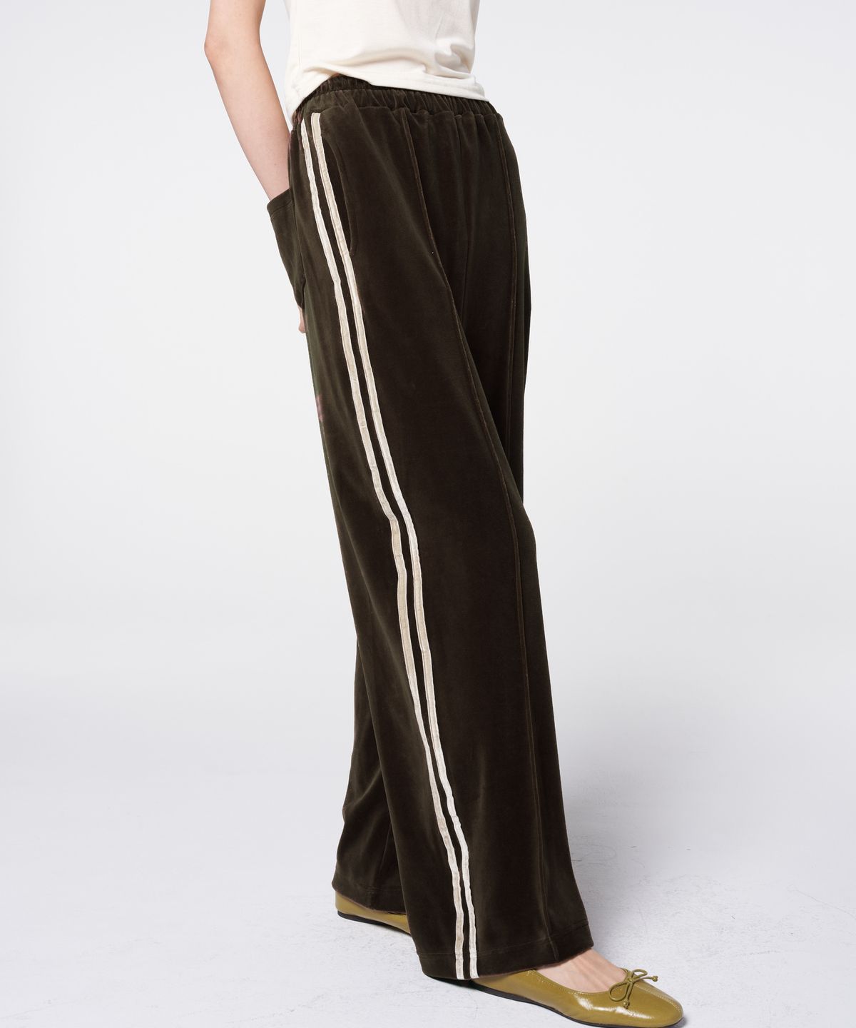 320쇼룸(320SHOWROOM) Double Side Stripe Velvet Track Pants Brown