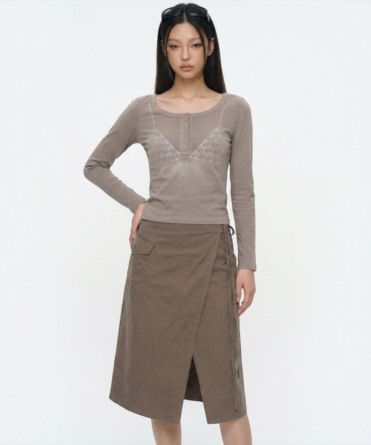 본슬리피(BORN SLIPPY) Crystal Bikini Henley Long Sleeve Tee (Beige)