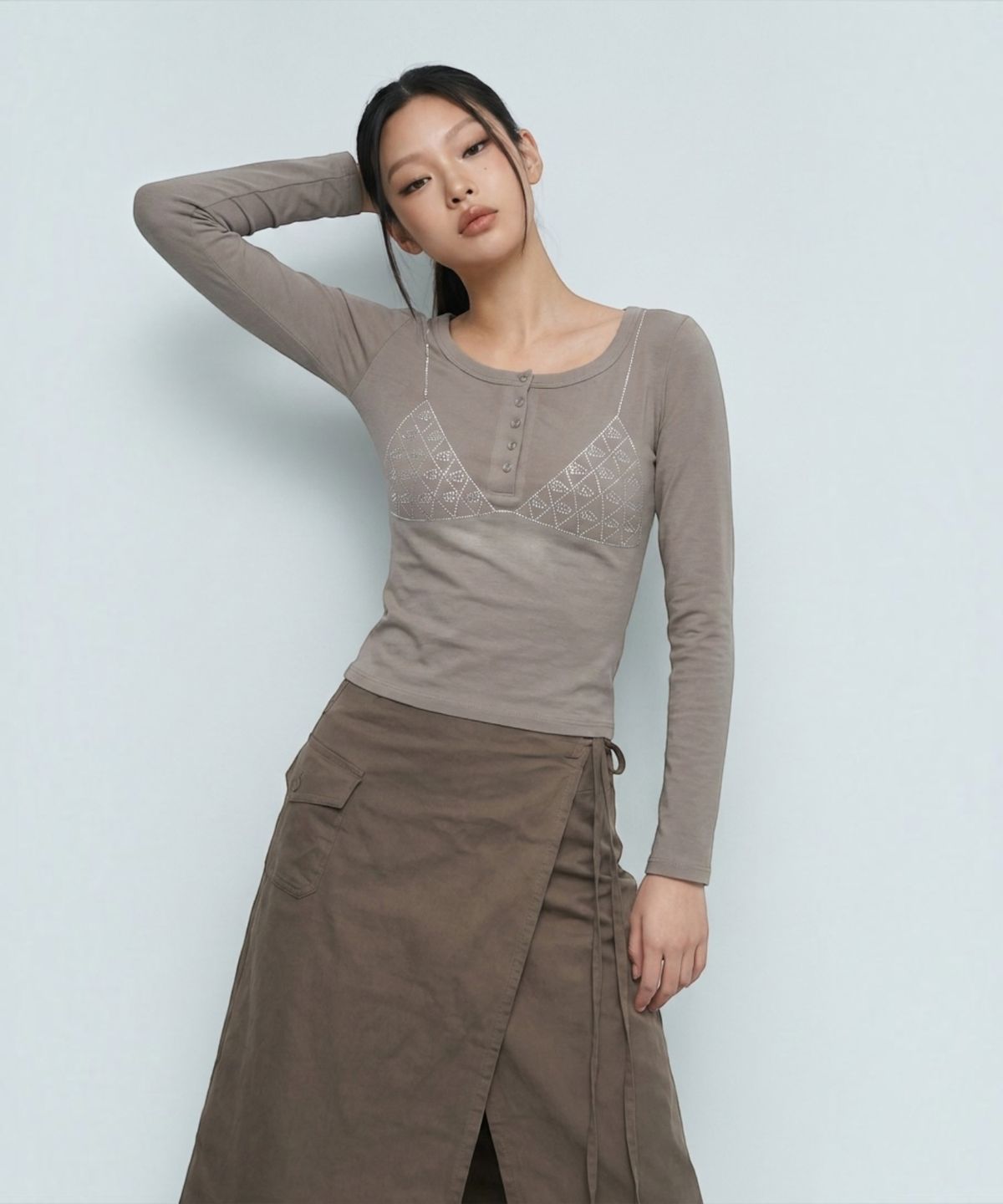 본슬리피(BORN SLIPPY) Crystal Bikini Henley Long Sleeve Tee (Beige)