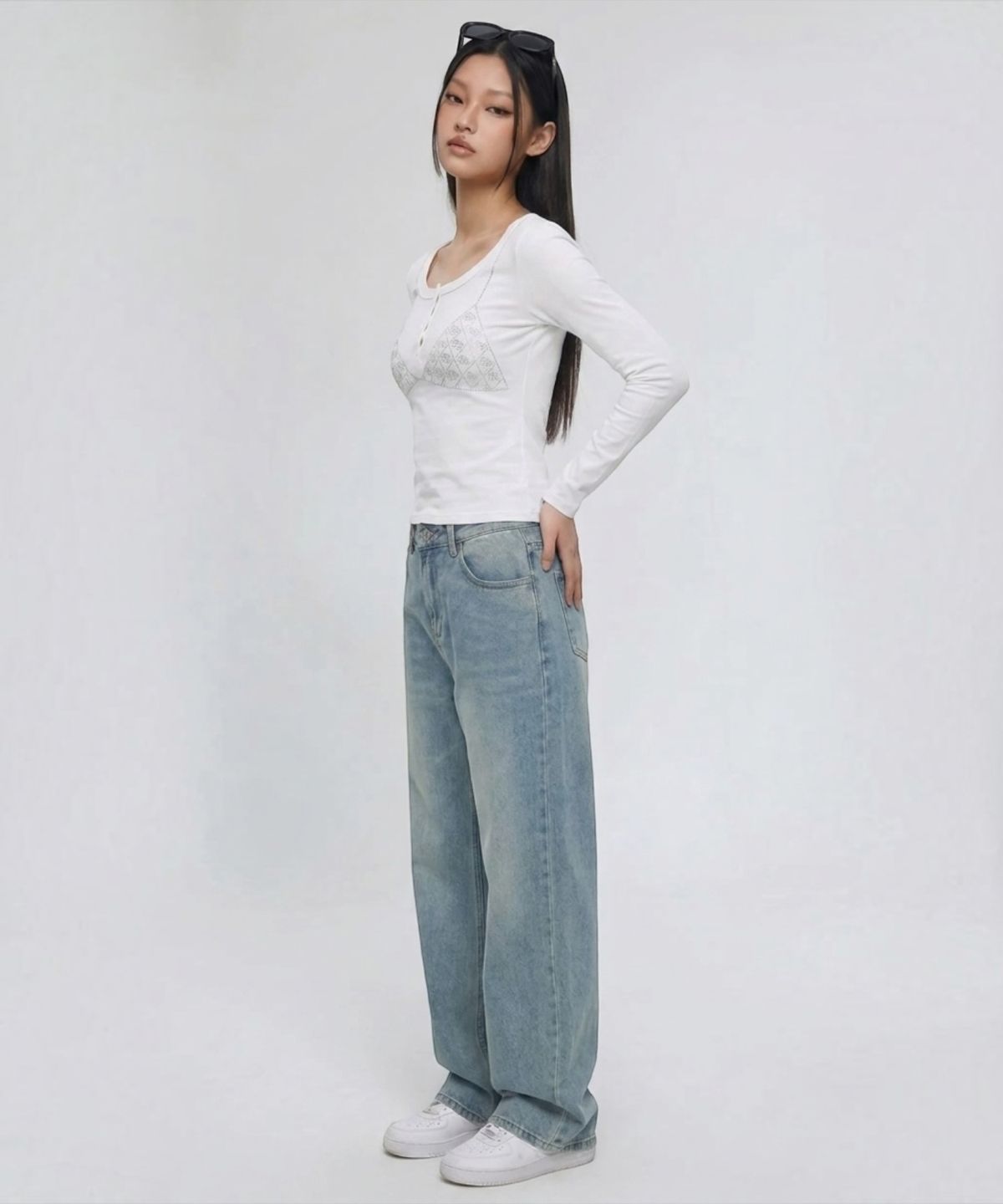 본슬리피(BORN SLIPPY) Crystal Bikini Henley Long Sleeve Tee (White)