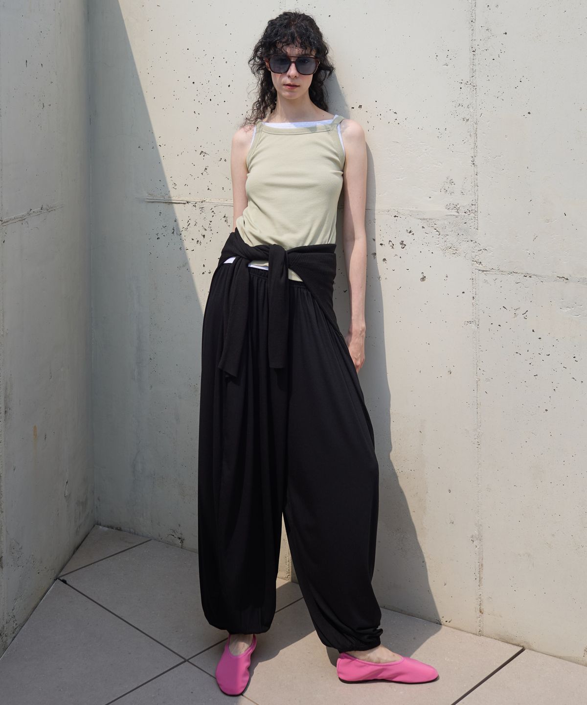 누베르(NUVERE) Claire Sleeveless Olive