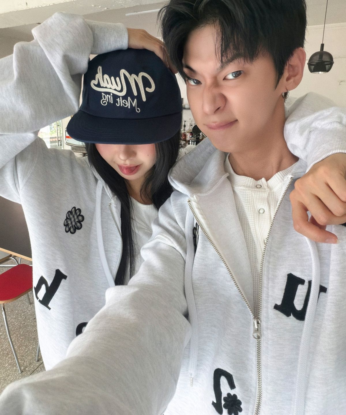 무아무아(MUAHMUAH) 레터링 무아 스냅백 [네이비]