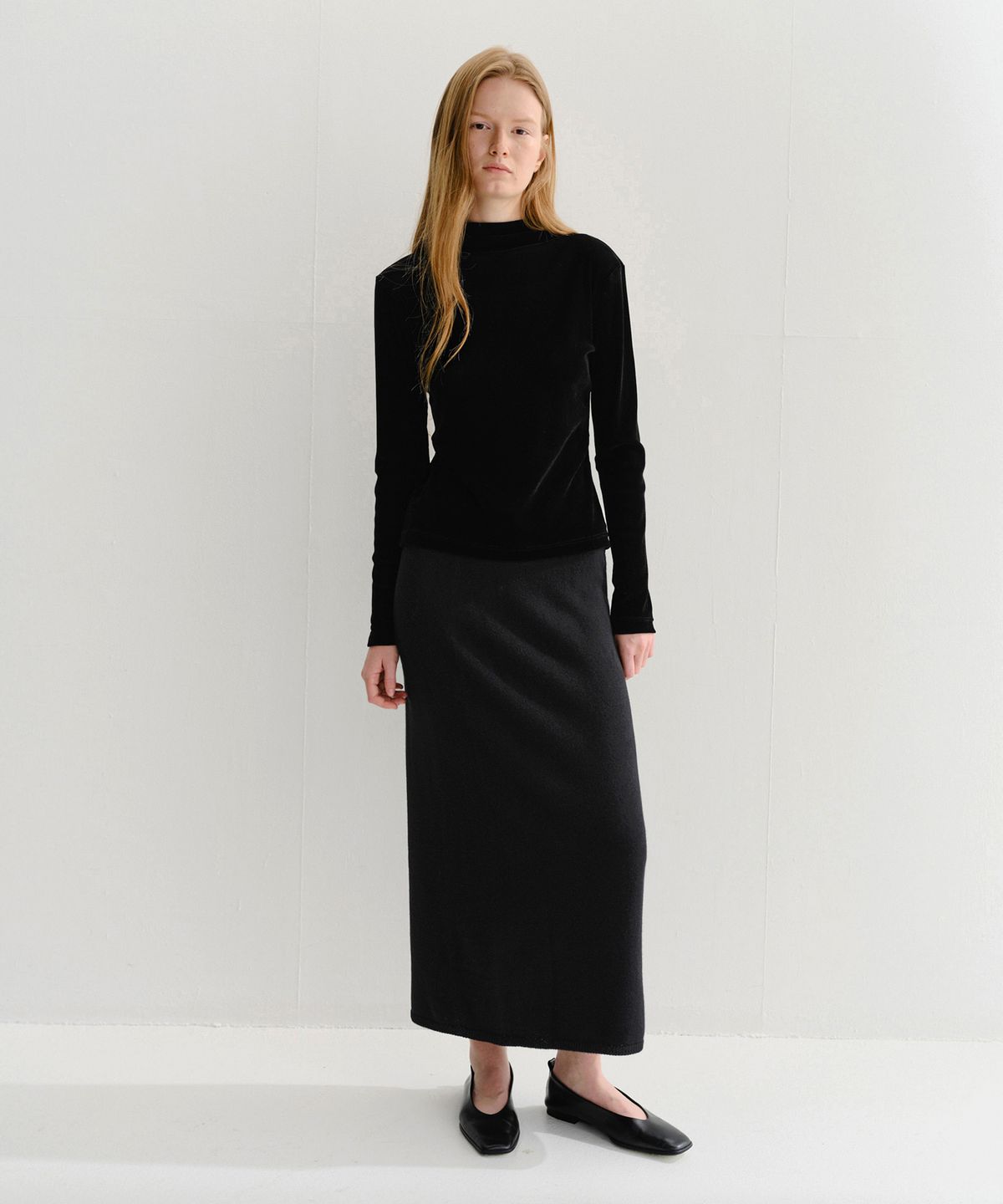 이아(EAAH) VELVET MOCK NECK TOP (BLACK)