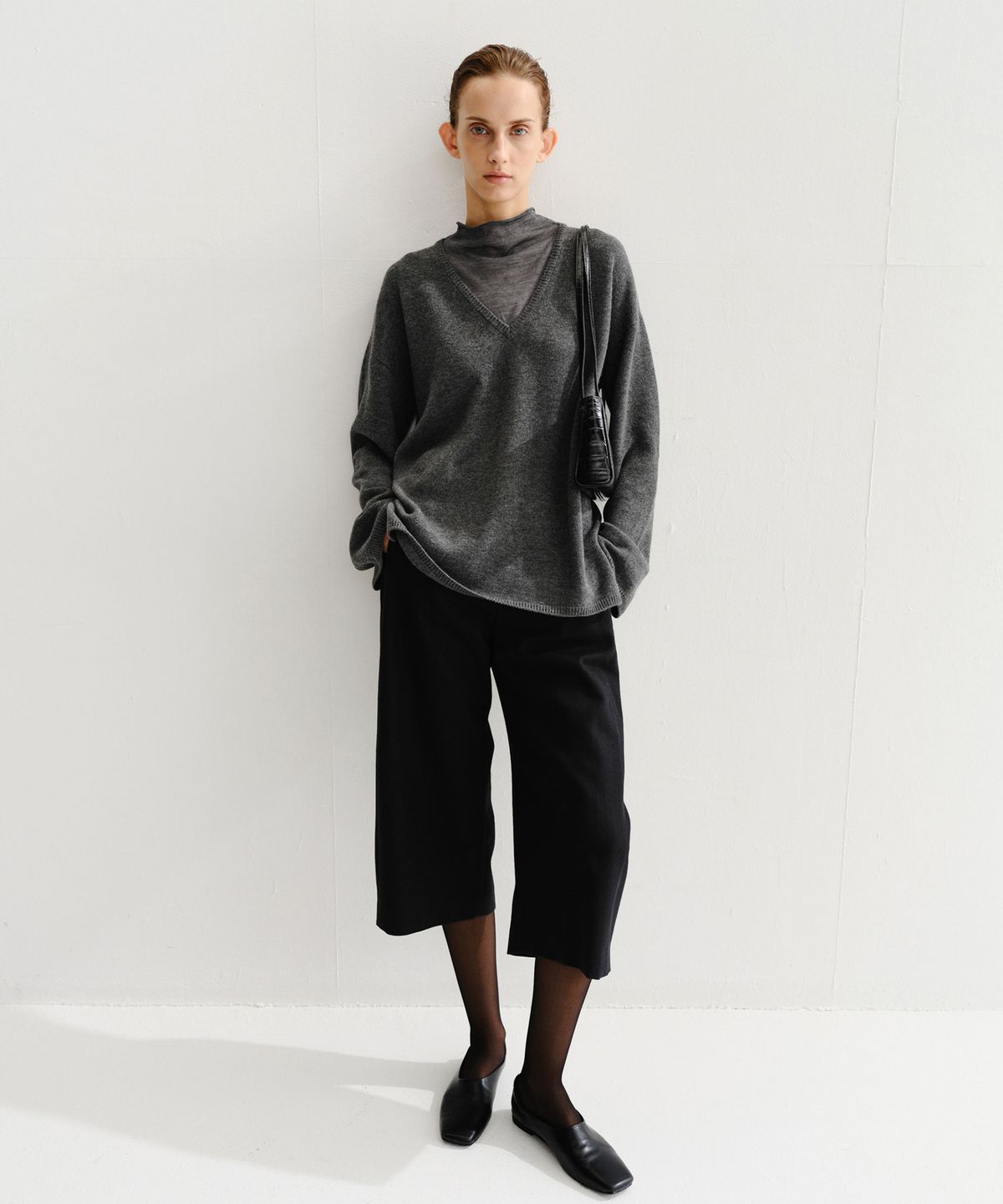 이아(EAAH) ENRI LAYERED V NECK KNIT TOP (CHARCOAL)