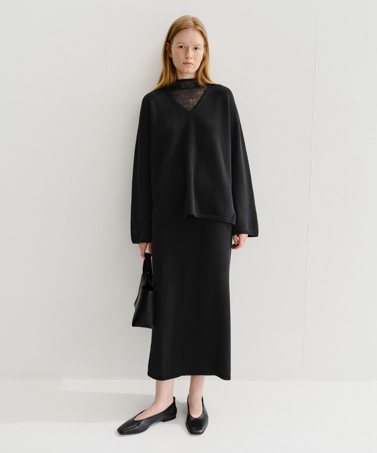 이아(EAAH) ENRI LAYERED V NECK KNIT TOP (BLACK)
