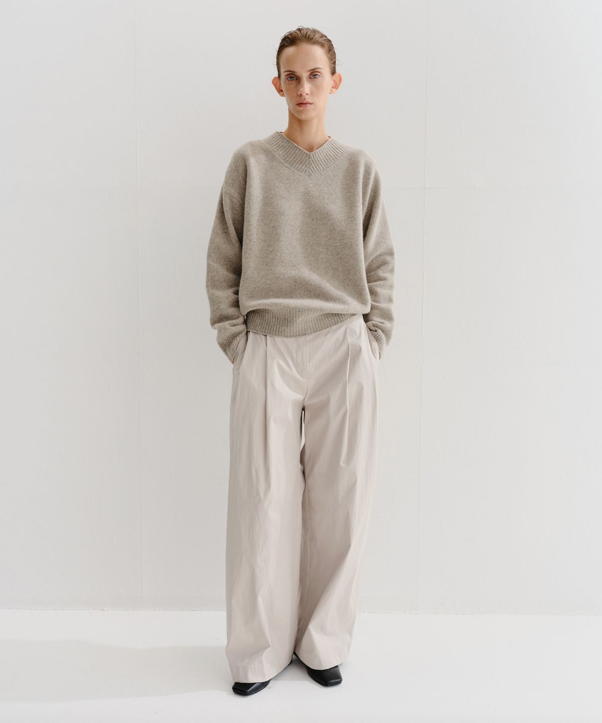 이아(EAAH) MAYA CASHMERE V NECK PULLOVER (TAUPE BEIGE)