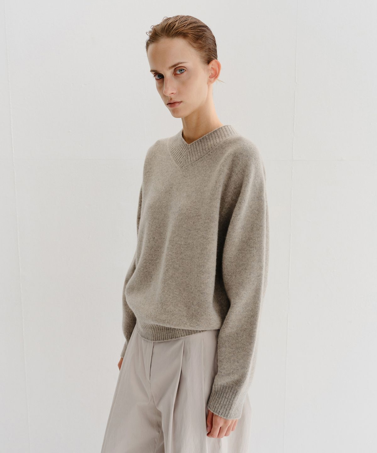 이아(EAAH) MAYA CASHMERE V NECK PULLOVER (TAUPE BEIGE)
