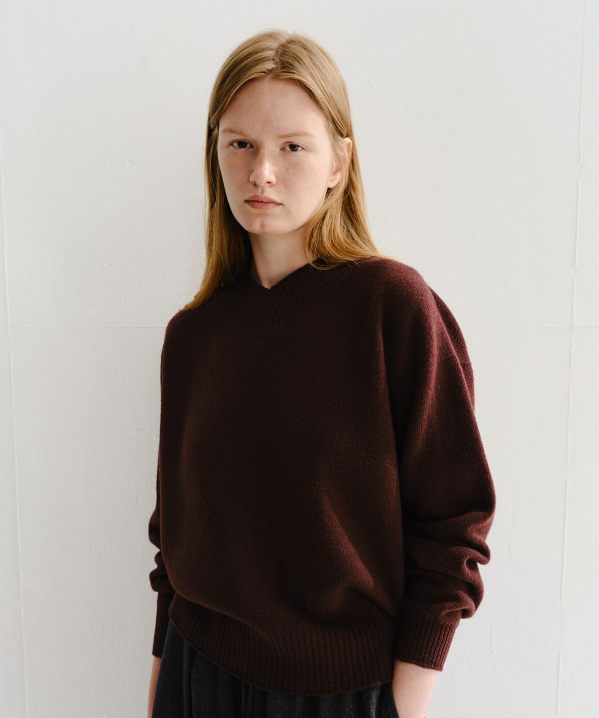 이아(EAAH) MAYA CASHMERE V NECK PULLOVER (BURGUNDY)