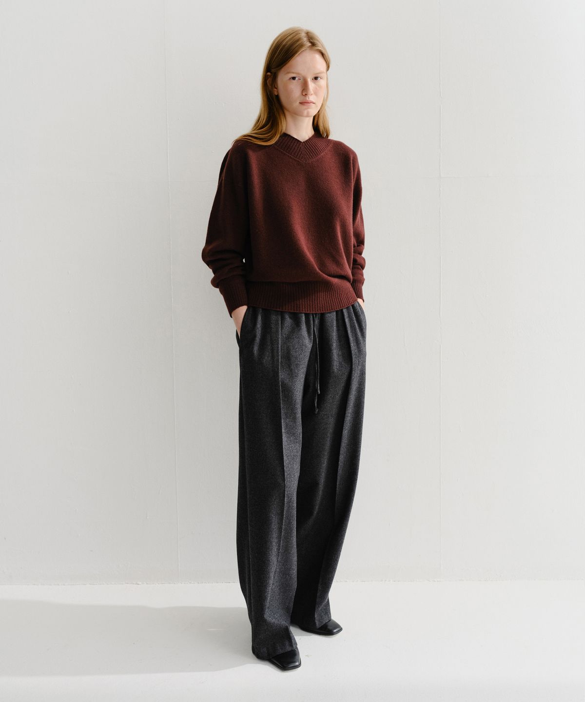 이아(EAAH) MAYA CASHMERE V NECK PULLOVER (BURGUNDY)