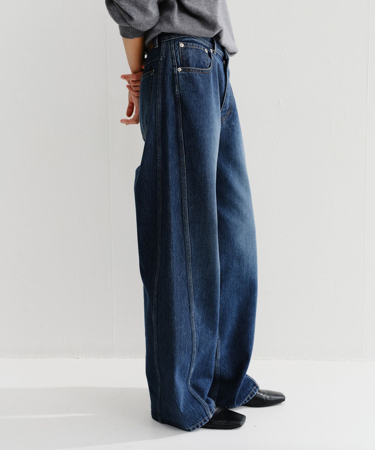 이아(EAAH) CURVED SEAM DENIM PANTS (BLUE)