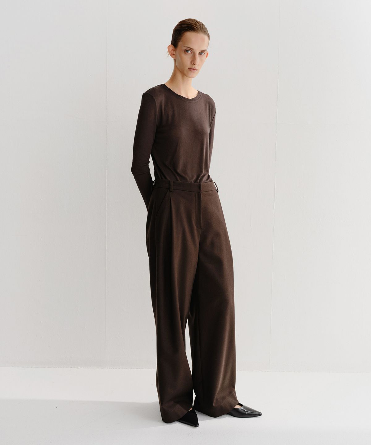 이아(EAAH) LOE SIDE TUCK PANTS (BROWN)