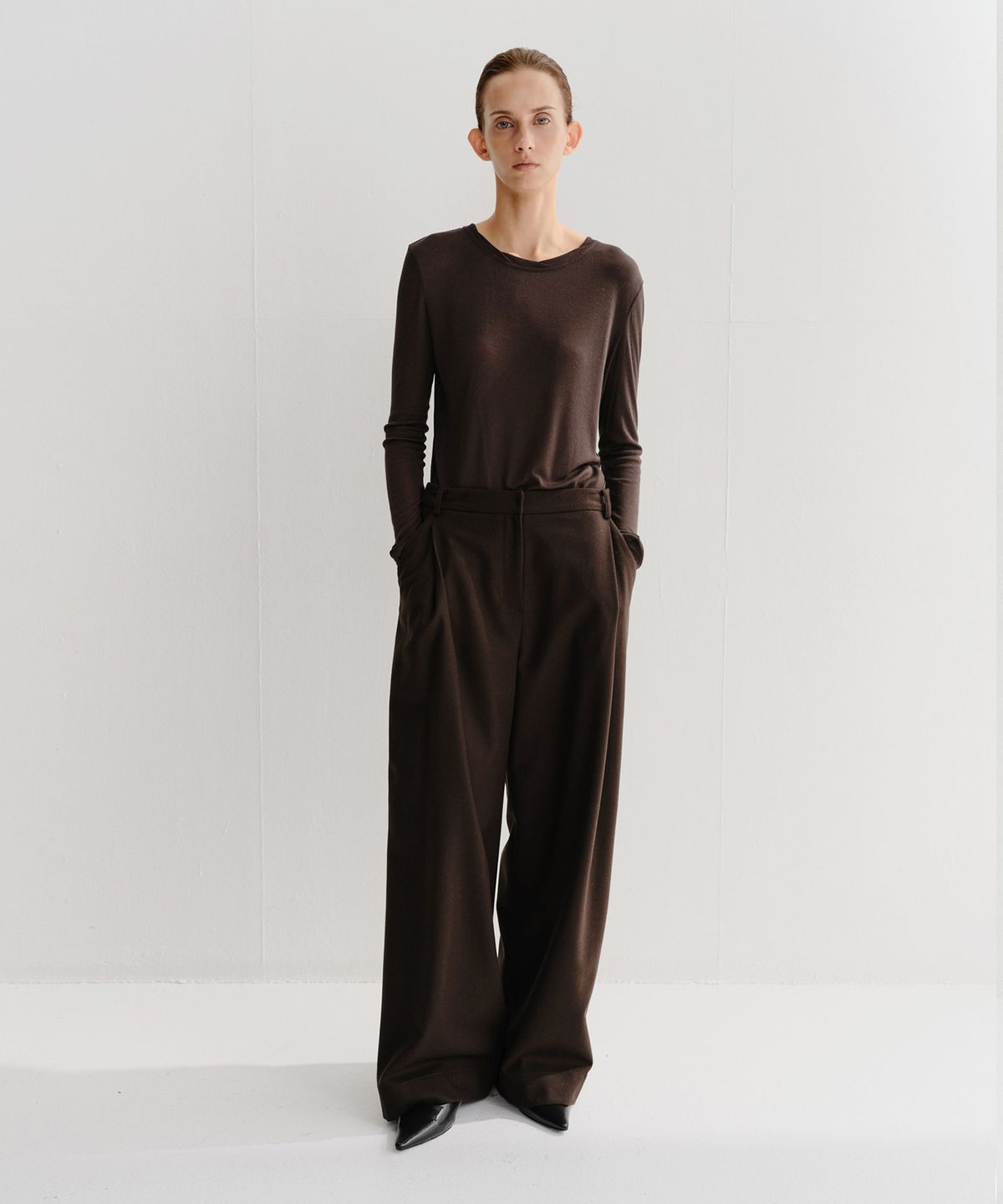 이아(EAAH) LOE SIDE TUCK PANTS (BROWN)