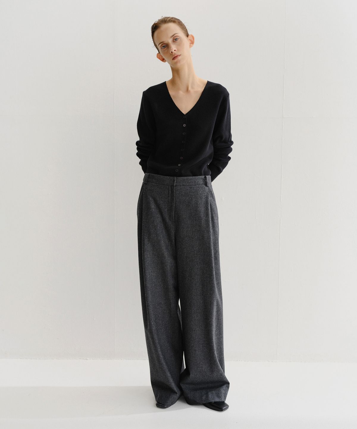 이아(EAAH) LOE SIDE TUCK PANTS (CHARCOAL)
