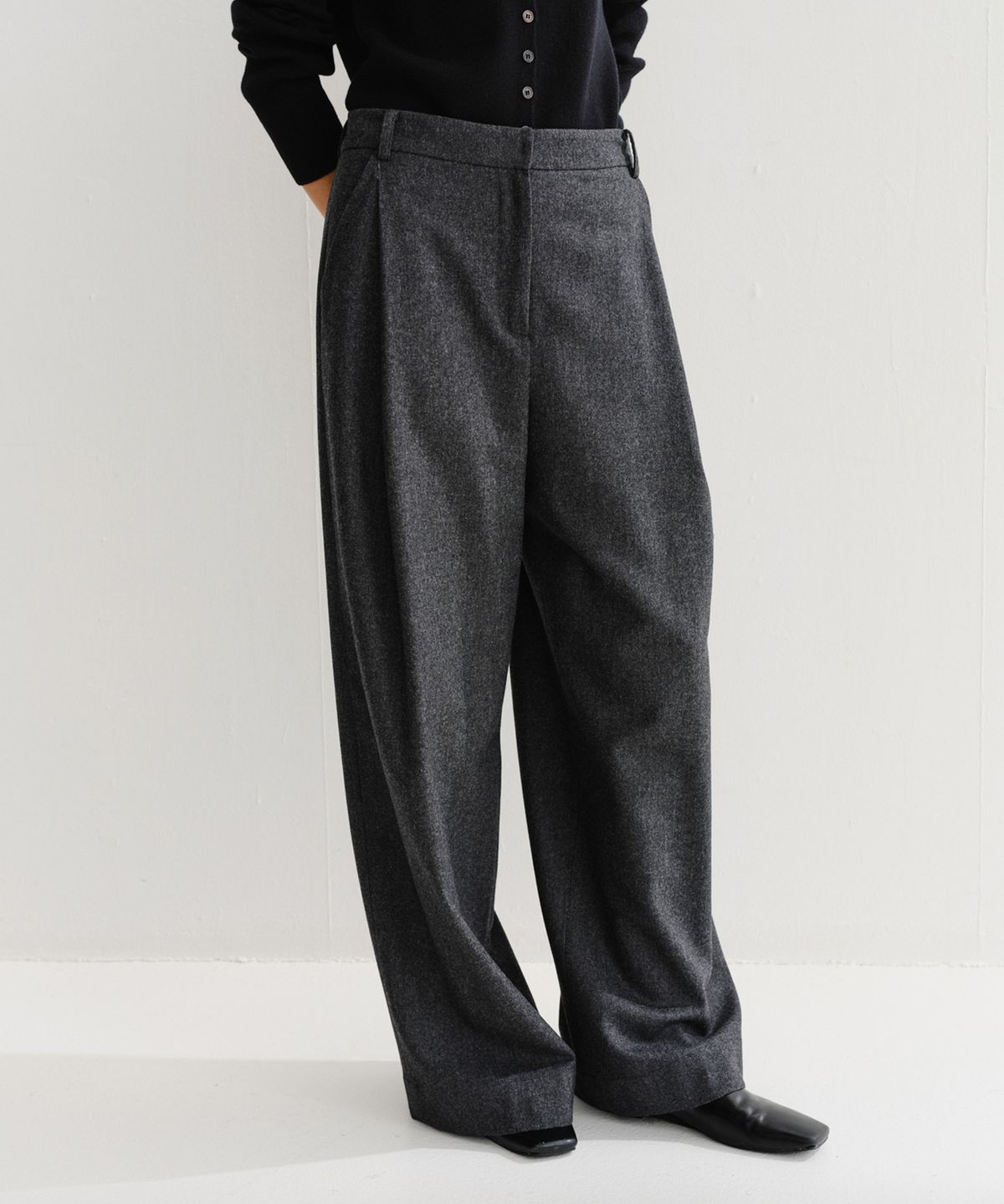 이아(EAAH) LOE SIDE TUCK PANTS (CHARCOAL)
