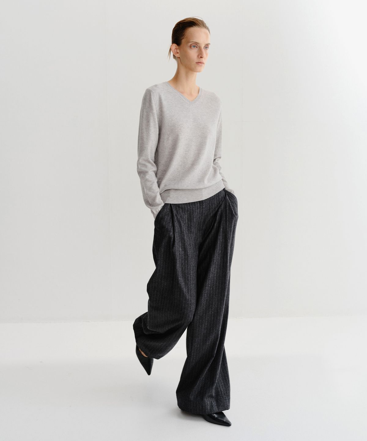 이아(EAAH) LOE SIDE TUCK PANTS (CHARCOAL STRIPE)
