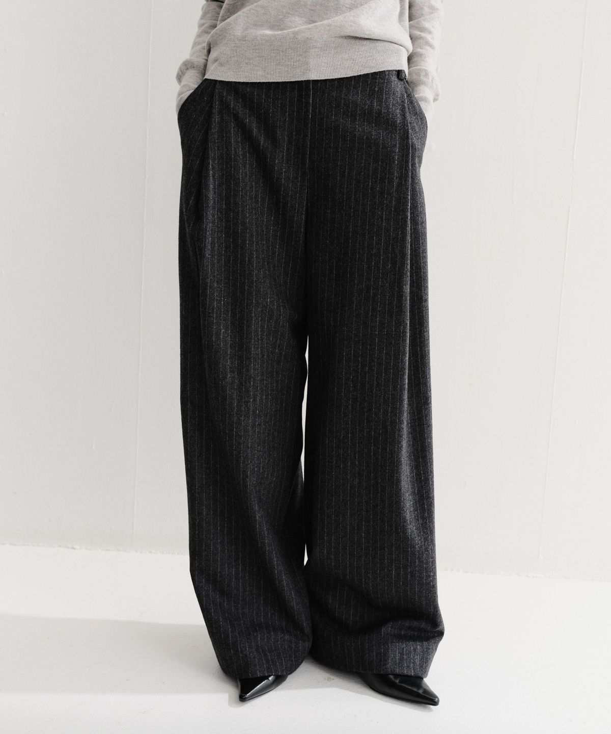 이아(EAAH) LOE SIDE TUCK PANTS (CHARCOAL STRIPE)