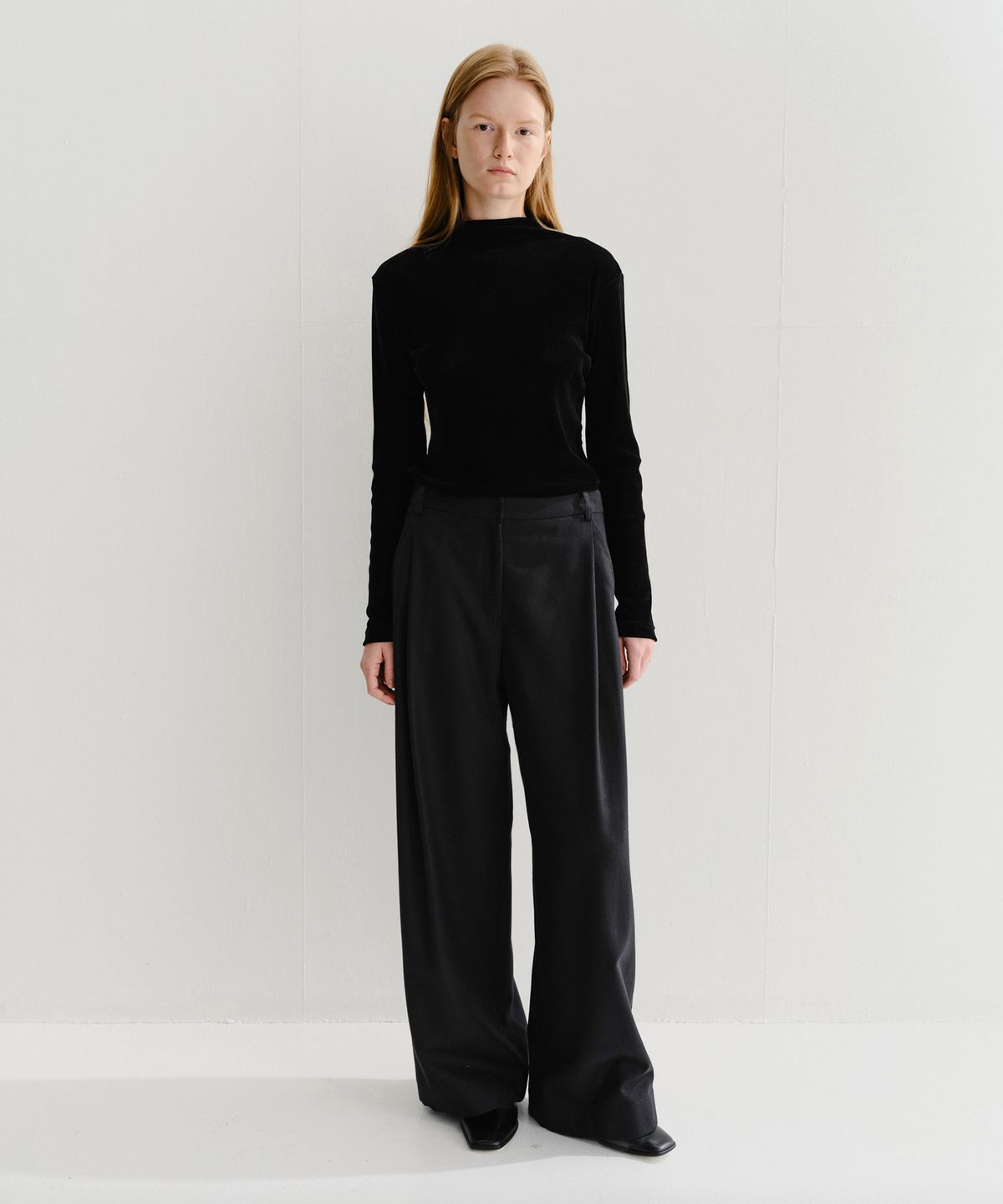 이아(EAAH) LOE SIDE TUCK PANTS (BLACK)