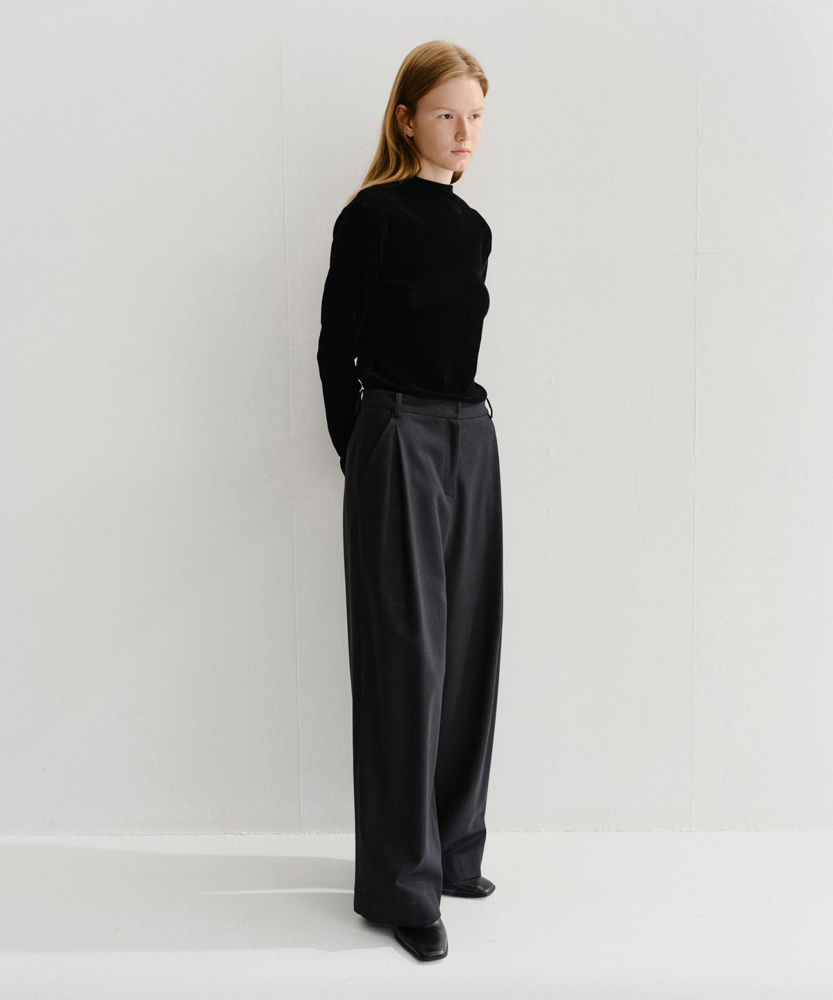 이아(EAAH) LOE SIDE TUCK PANTS (BLACK)