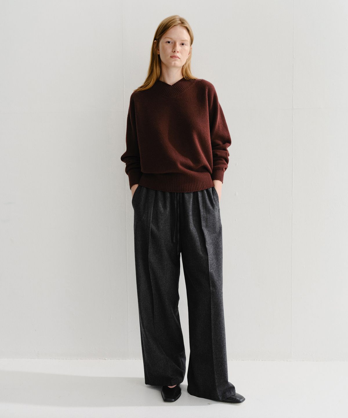 이아(EAAH) LOE BANDING TUCK PANTS (CHARCOAL)