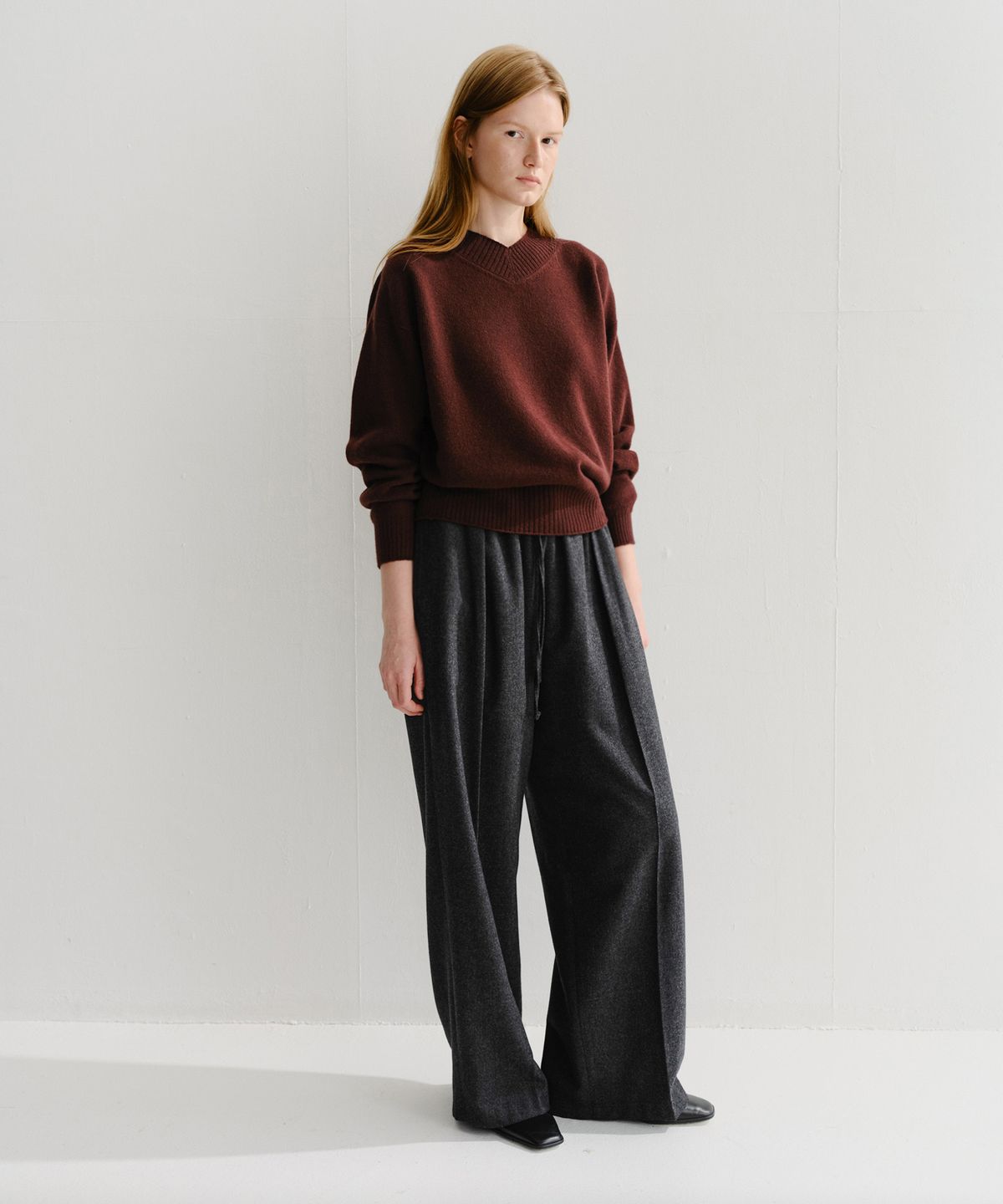 이아(EAAH) LOE BANDING TUCK PANTS (CHARCOAL)