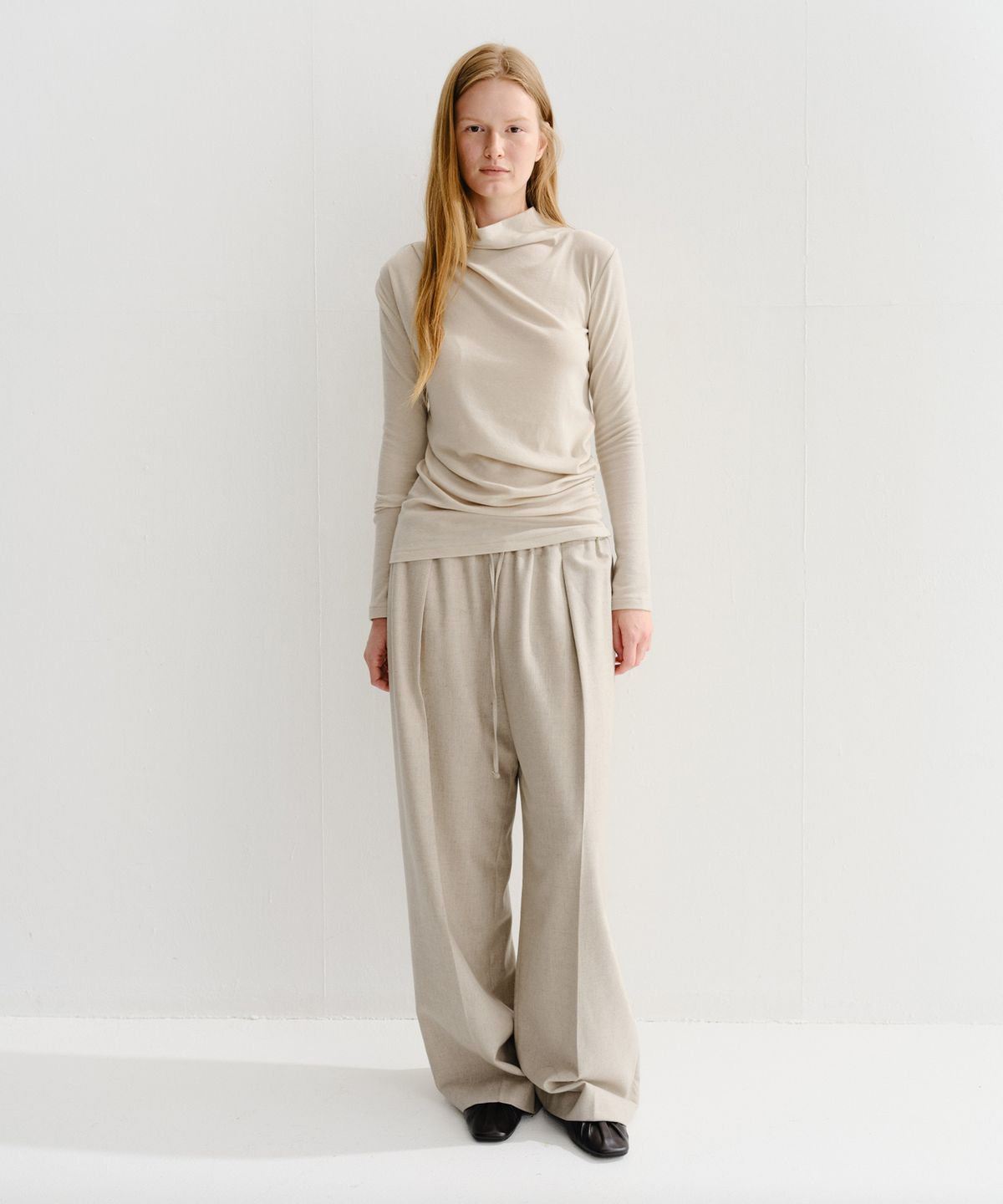 이아(EAAH) LOE BANDING TUCK PANTS (OATMEAL)