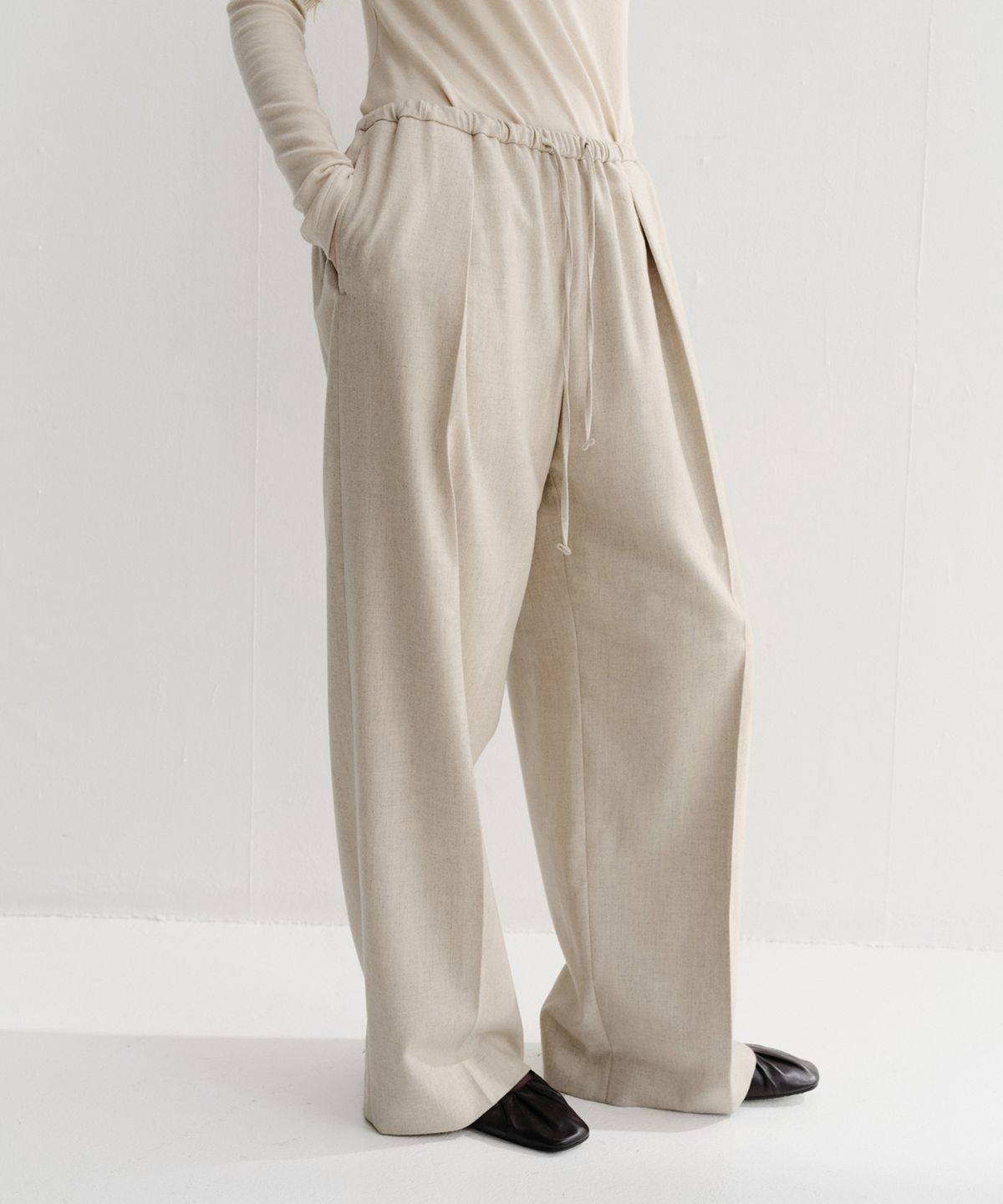 이아(EAAH) LOE BANDING TUCK PANTS (OATMEAL)