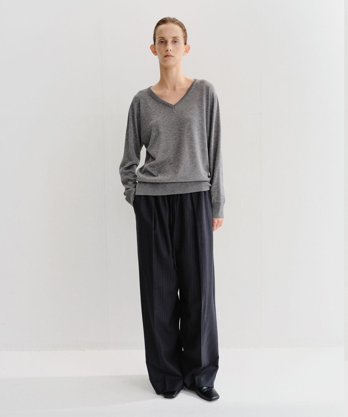 이아(EAAH) LOE BANDING TUCK PANTS (NAVY STRIPE)