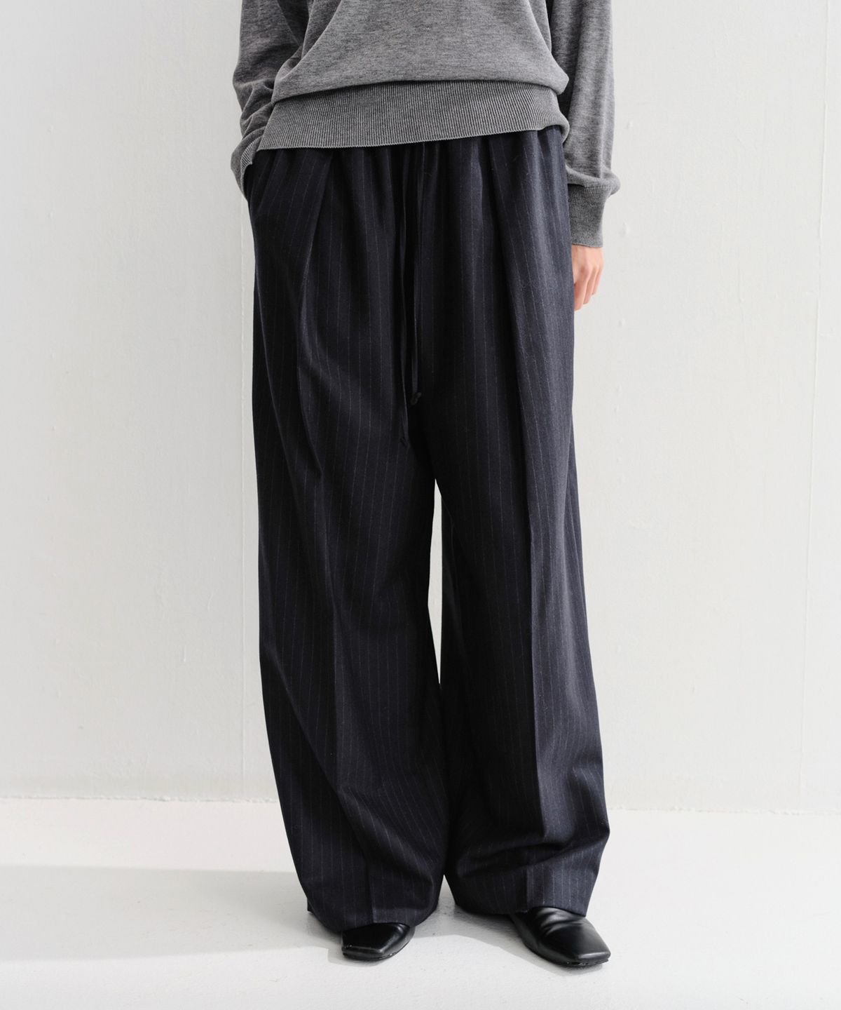 이아(EAAH) LOE BANDING TUCK PANTS (NAVY STRIPE)