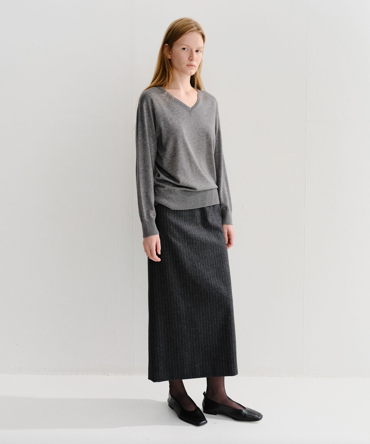 이아(EAAH) LOE STRAIGHT MAXI SKIRT (CHARCOAL STRIPE)