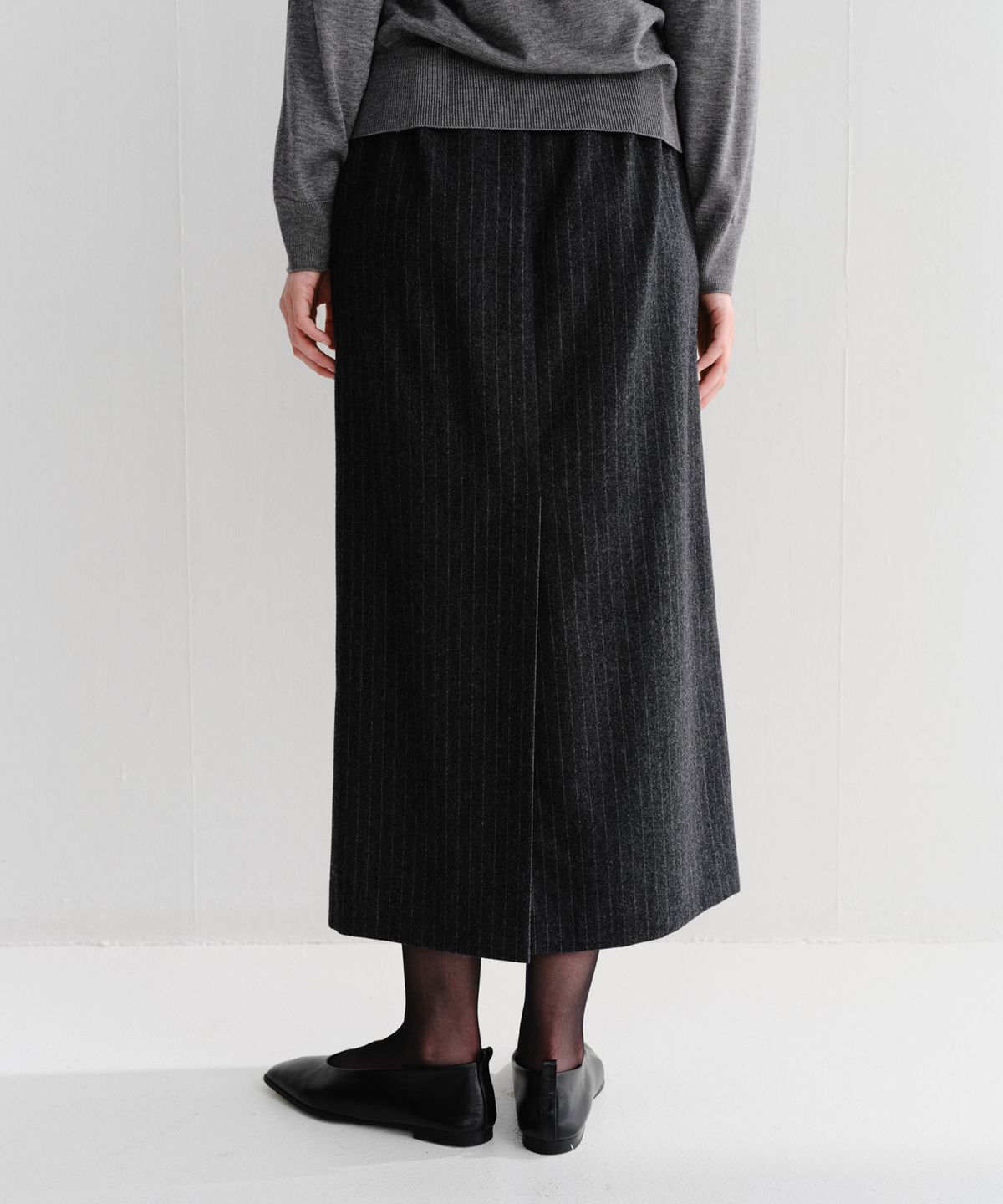 이아(EAAH) LOE STRAIGHT MAXI SKIRT (CHARCOAL STRIPE)