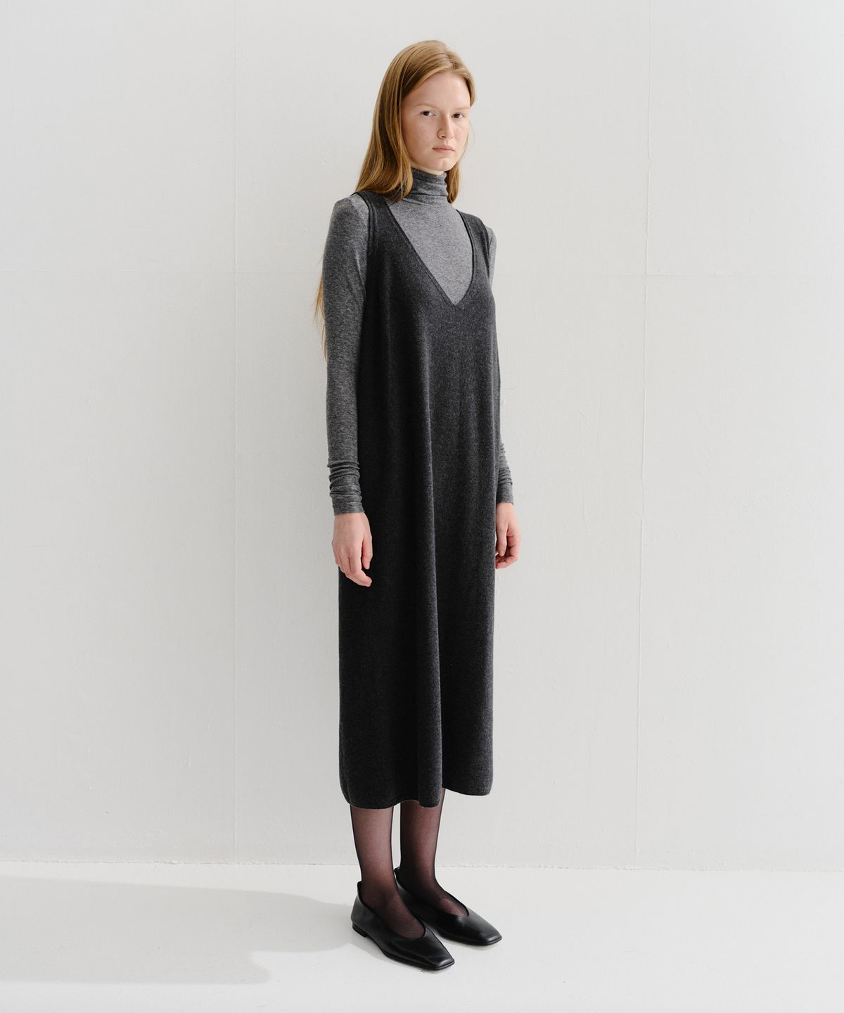 이아(EAAH) ENRI WOOL V NECK KNIT DRESS (CHARCOAL)
