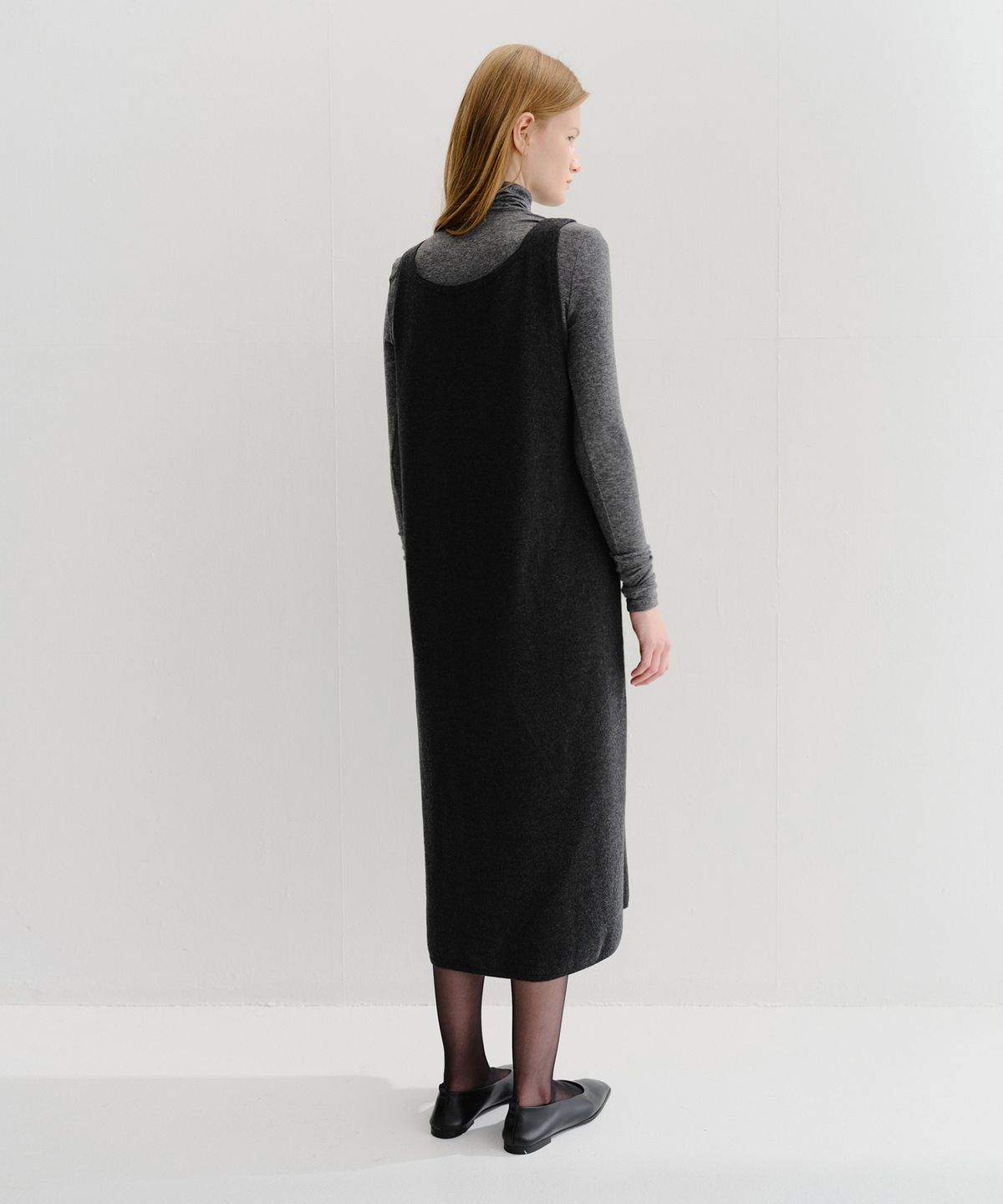 이아(EAAH) ENRI WOOL V NECK KNIT DRESS (CHARCOAL)