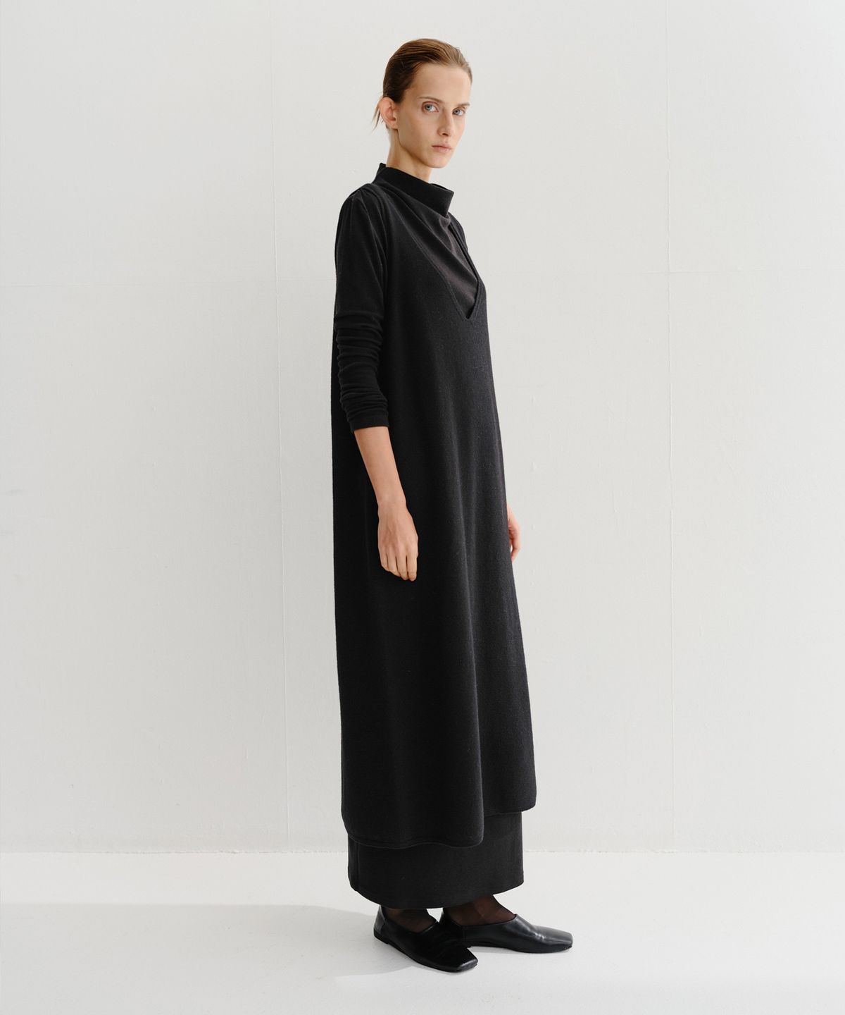 이아(EAAH) ENRI WOOL V NECK KNIT DRESS (BLACK)