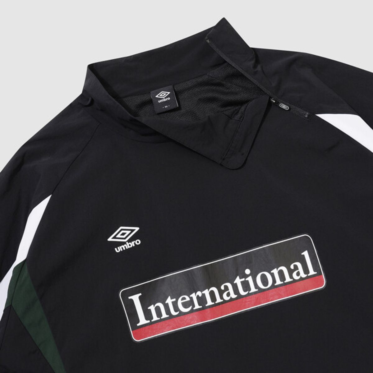 엄브로(UMBRO) 아이코닉 웜업 하이넥 피스테 블랙 UR321SWT98