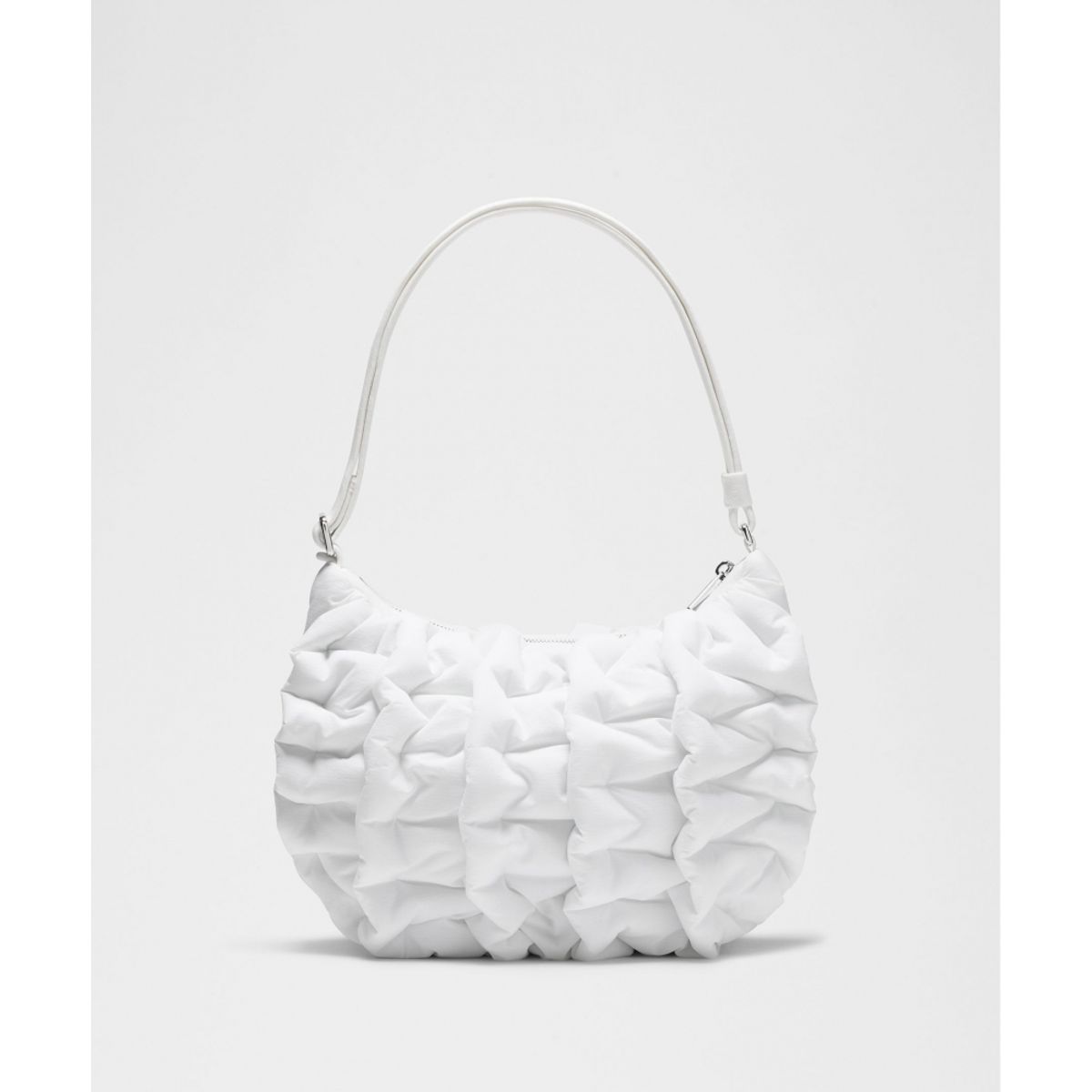 룰루레몬(LULULEMON) 퀼티 퍼프 크로스바디 백 4.7L  WHT SLVR