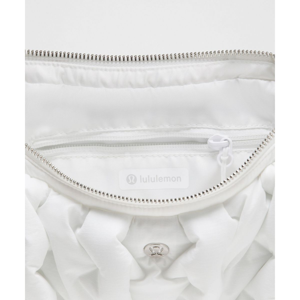 룰루레몬(LULULEMON) 퀼티 퍼프 크로스바디 백 4.7L  WHT SLVR