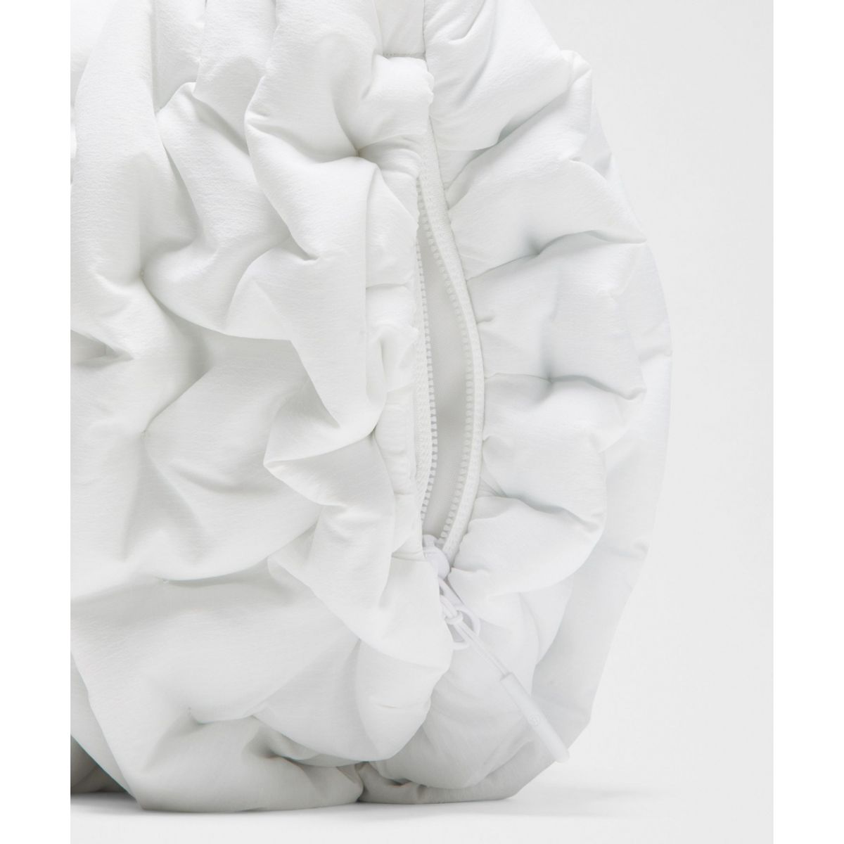 룰루레몬(LULULEMON) 퀼티 퍼프 크로스바디 백 4.7L  WHT SLVR